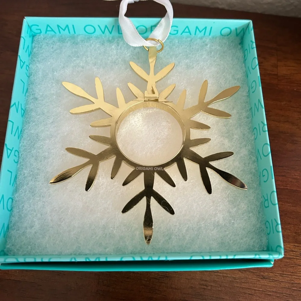 Origami Owl Gold Holiday Snowflake Ornament - Picture 2 of 3